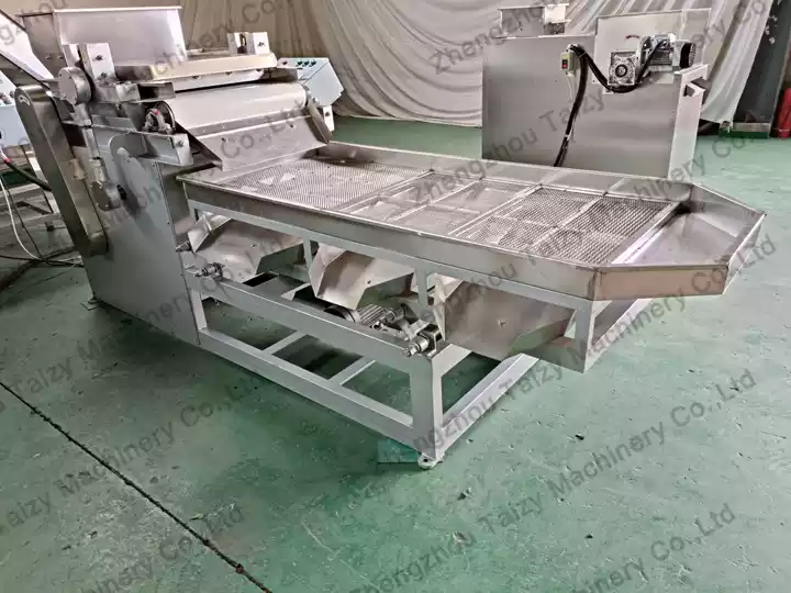 Por que é que uma máquina de cortar nozes é indispensável em linhas de processamento de amendoim? 2 Máquina automática de esmagar nozes