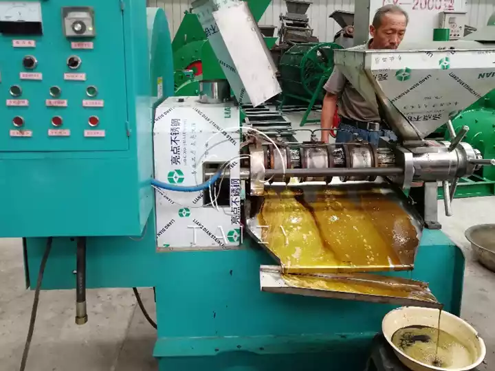Wie verbessert die kleine Schraube Ölpressmaschine den Gewinn der Erdnusölwerkstatt? 1 Automatische Erdnussölpresse